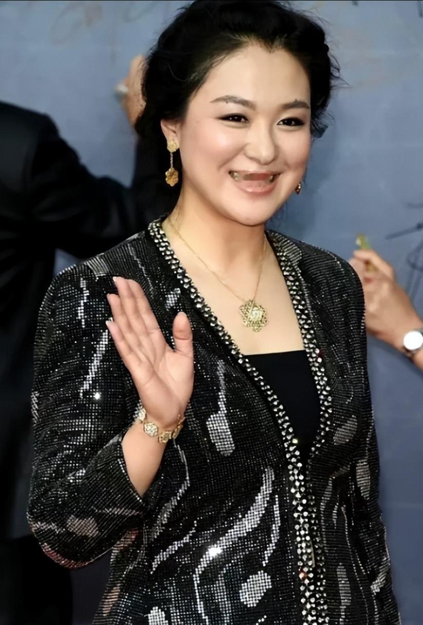 2008年《潜伏》开拍,沈傲君和孙红雷拍完吻戏后,她悄悄地对导演说:我给你100