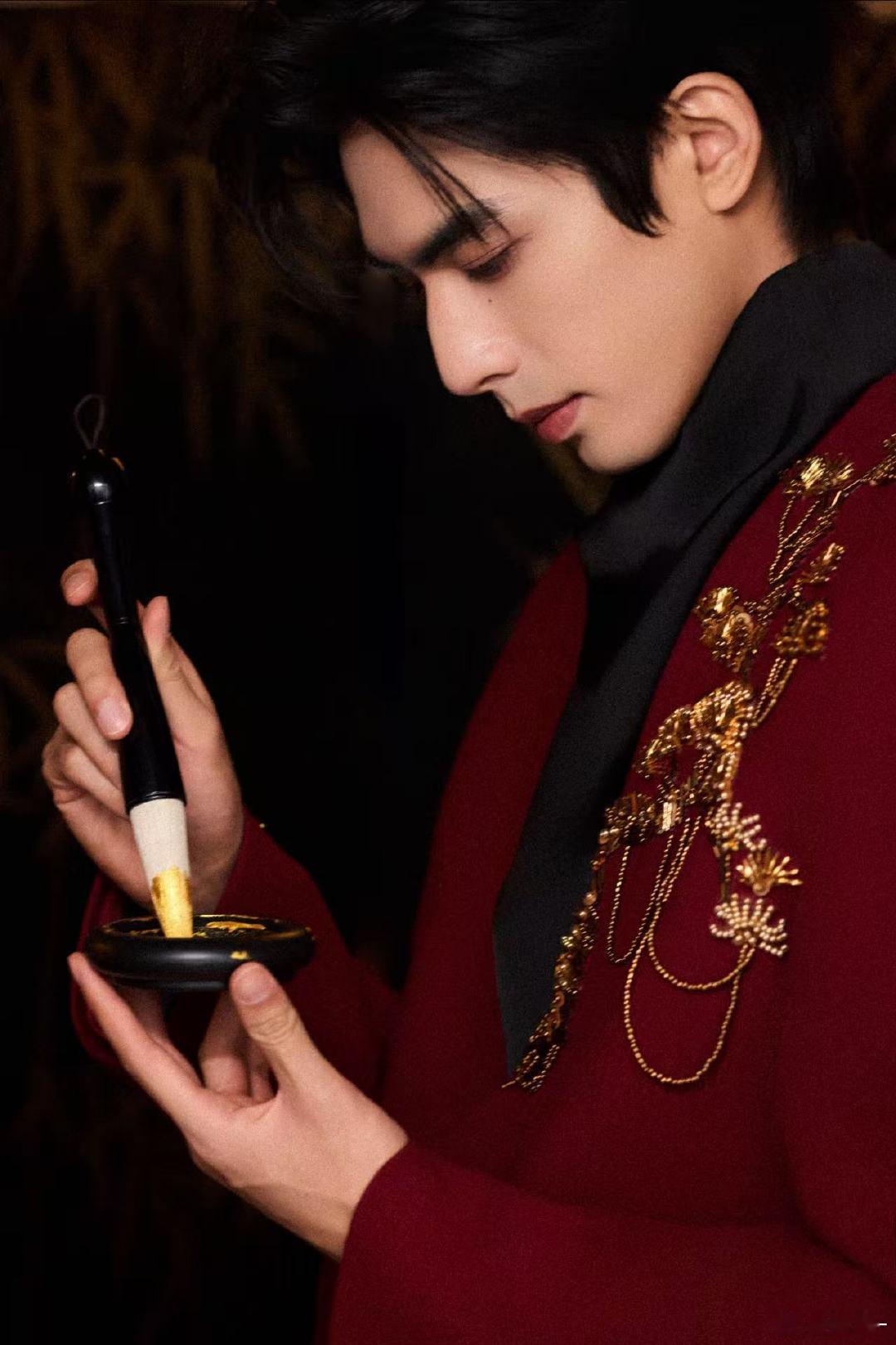 宋威龙新郎官这波首秀封神！宋威龙穿红色新中式登春晚，没有新人的局促，只有从容