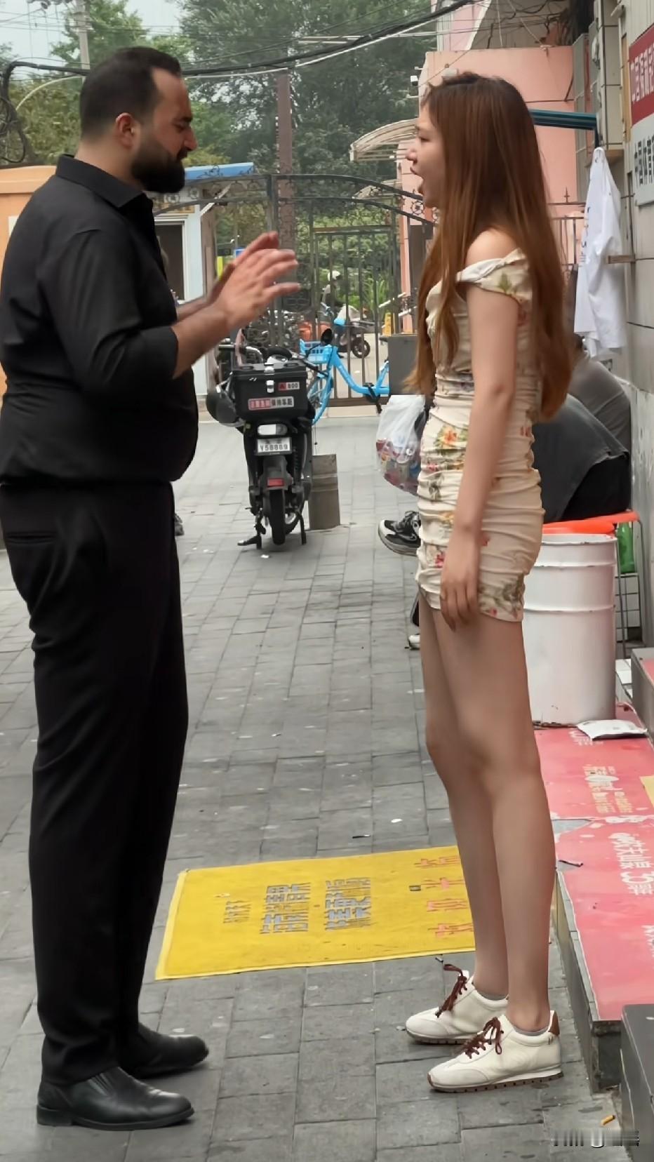 虽然听不大清，但感觉这就是高级阶层，我等平民听不懂也正常