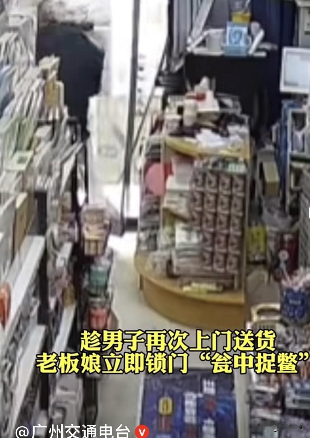 近日，浙江杭州一店铺门被一男子从里面给踹飞了，撒腿就跑，就听见女老板喊“抓贼啊”