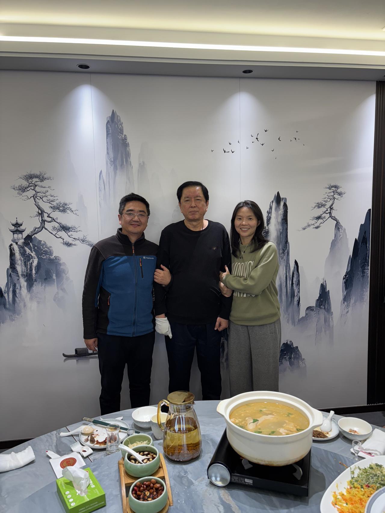 徒子徒孙说俺太严肃,我说你们这是要绑架俺呀