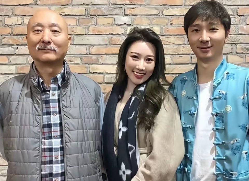 陈佩斯的外甥女张嘉芸就是天之骄女，家世好，嫁的好，又高又美，自己也聪明，