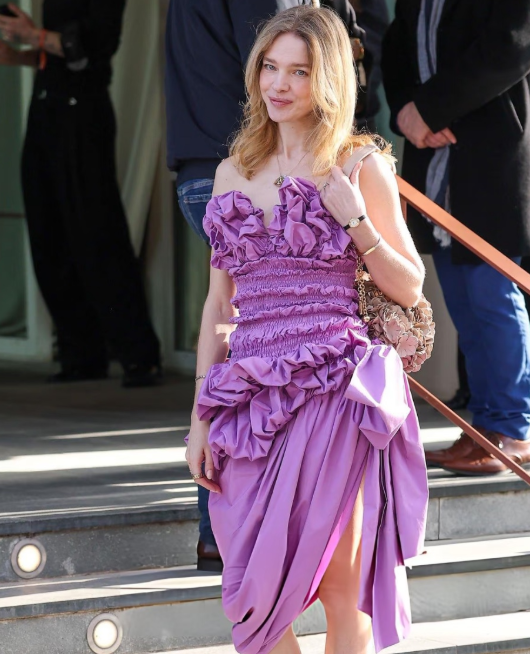 水果娜现身巴黎时装周她最新造型是一身紫色花卉长裙，美得像精灵，如同人间芭比一样