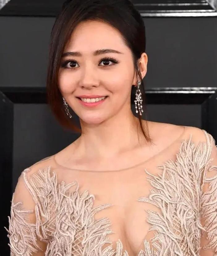 没看懂张靓颖这袭透视裙和没穿衣服有什么区别，但肤白貌美若隐若现的张靓颖惊艳吸睛，