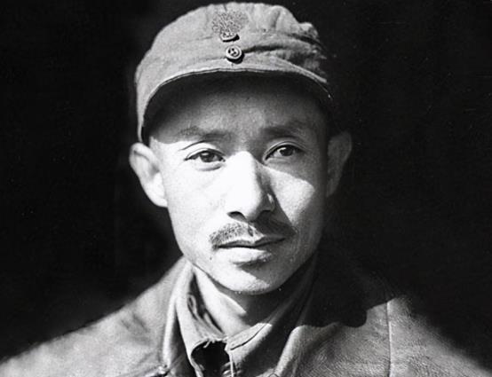 毛主席去医院看望病人，没想到年轻的护士不认识他，竟然把他赶走了。谁能想到，一
