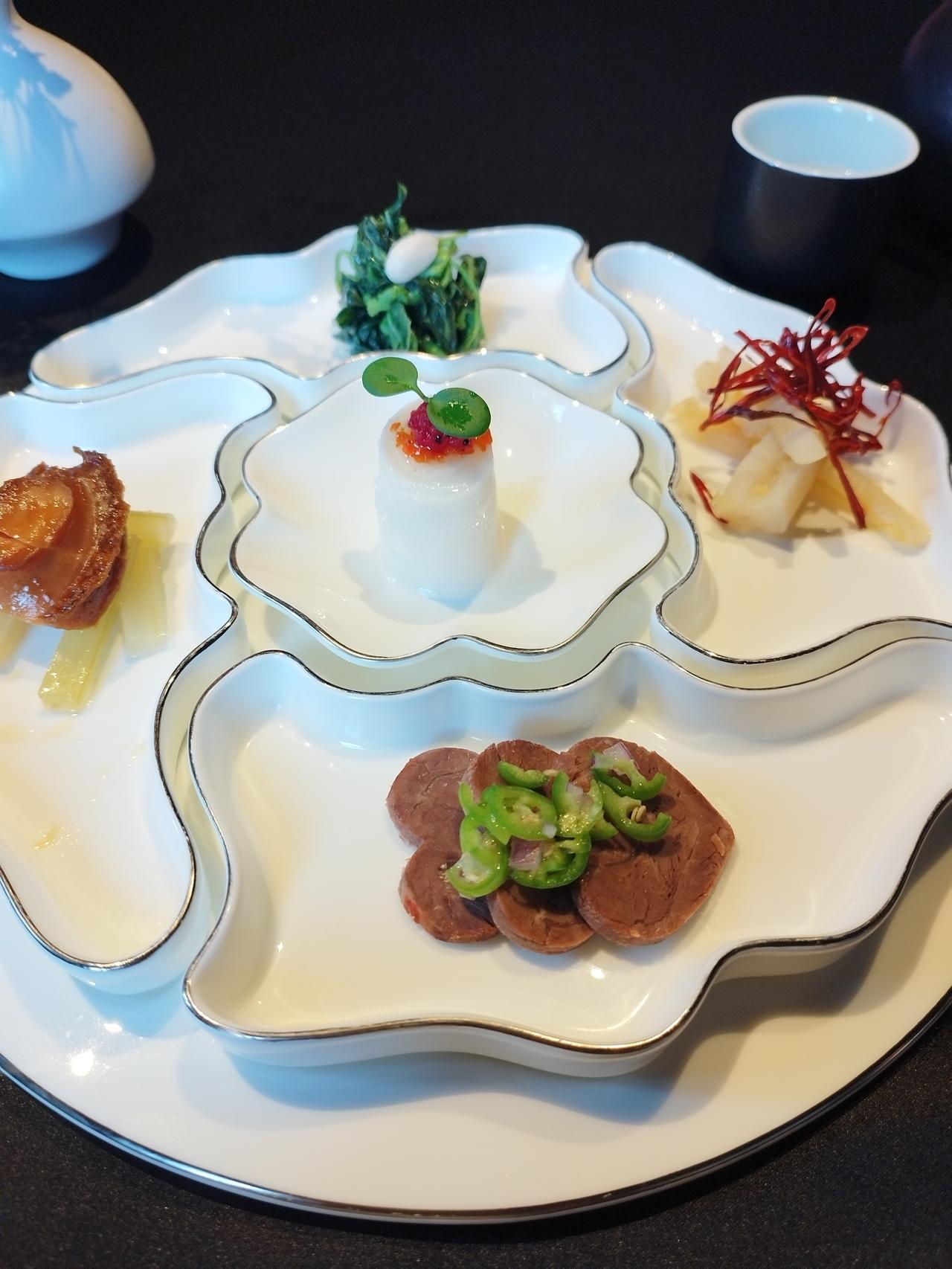 莲藕到底要怎么选？有一次在外边吃饭，店家做的凉拌莲藕特别好吃，服务生上菜时介绍