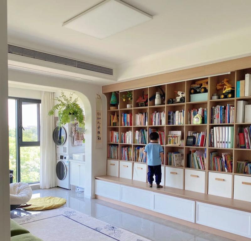 去给朋友暖房，发现她家没买电视也没有背景墙，直接做了一面墙的书架这种装修的我