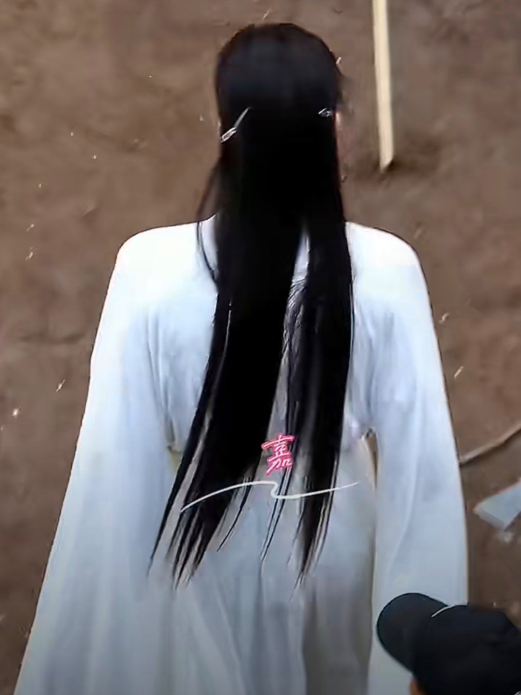 宝宝转过去，别担心，一开始有点疼，而且会很紧张，然后会越来越麻，越来越没知觉，只
