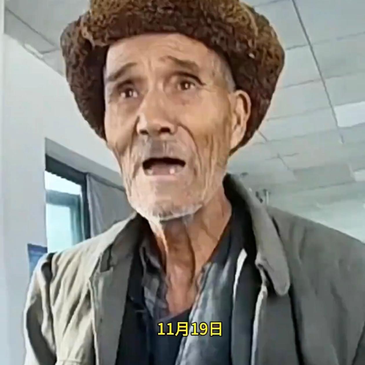 新疆89岁牧民艾合太木11月19号从和田看病回来,坐K9720次列车到库车转车,