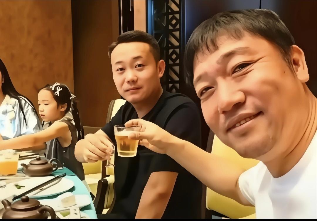贾冰酒桌视频，最大的问题，不是他被偷拍了，也不是他爆粗口，而是他这个人对朋友