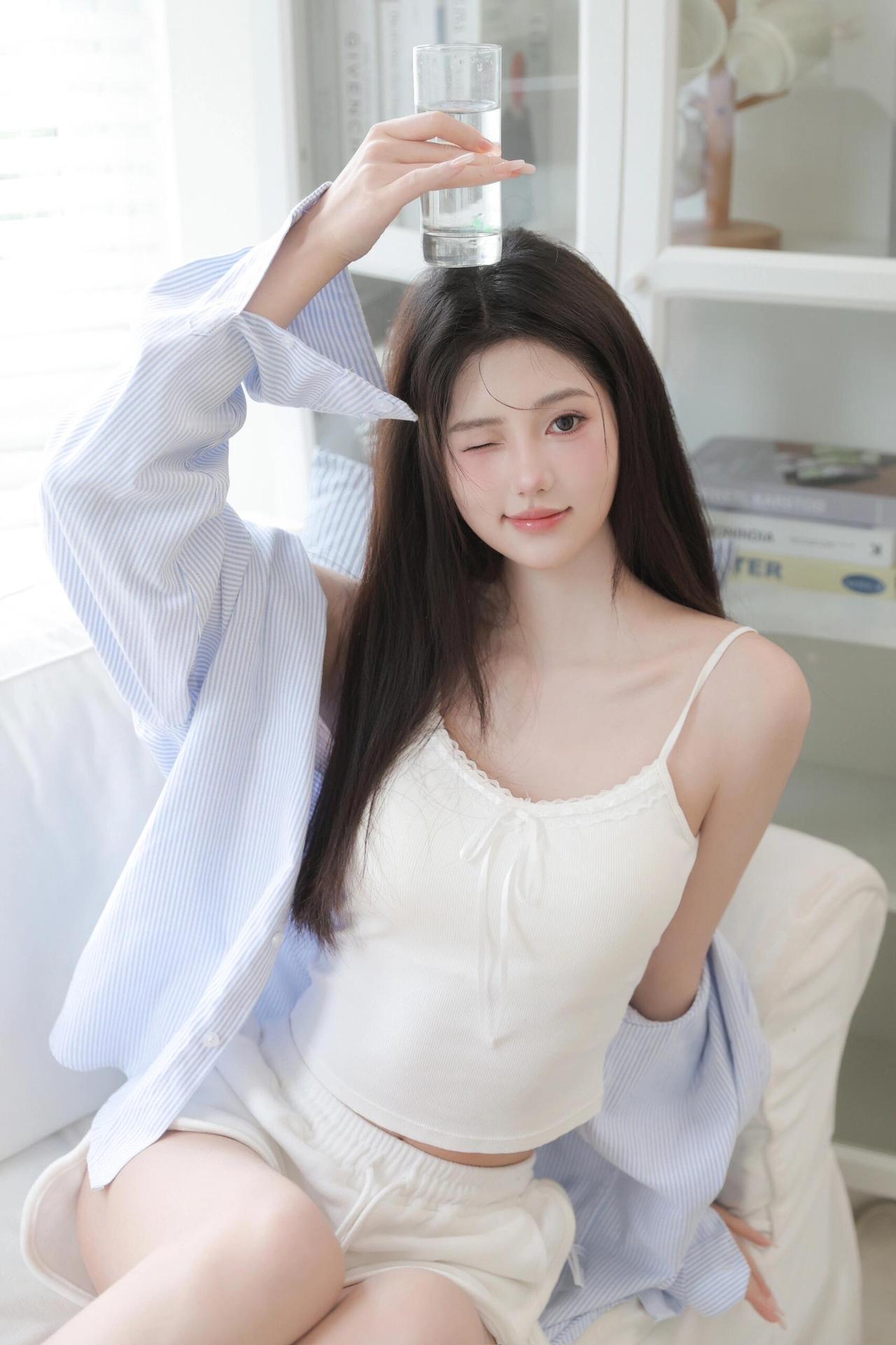 高清白色吊带纯欲高清写真（9.7分）