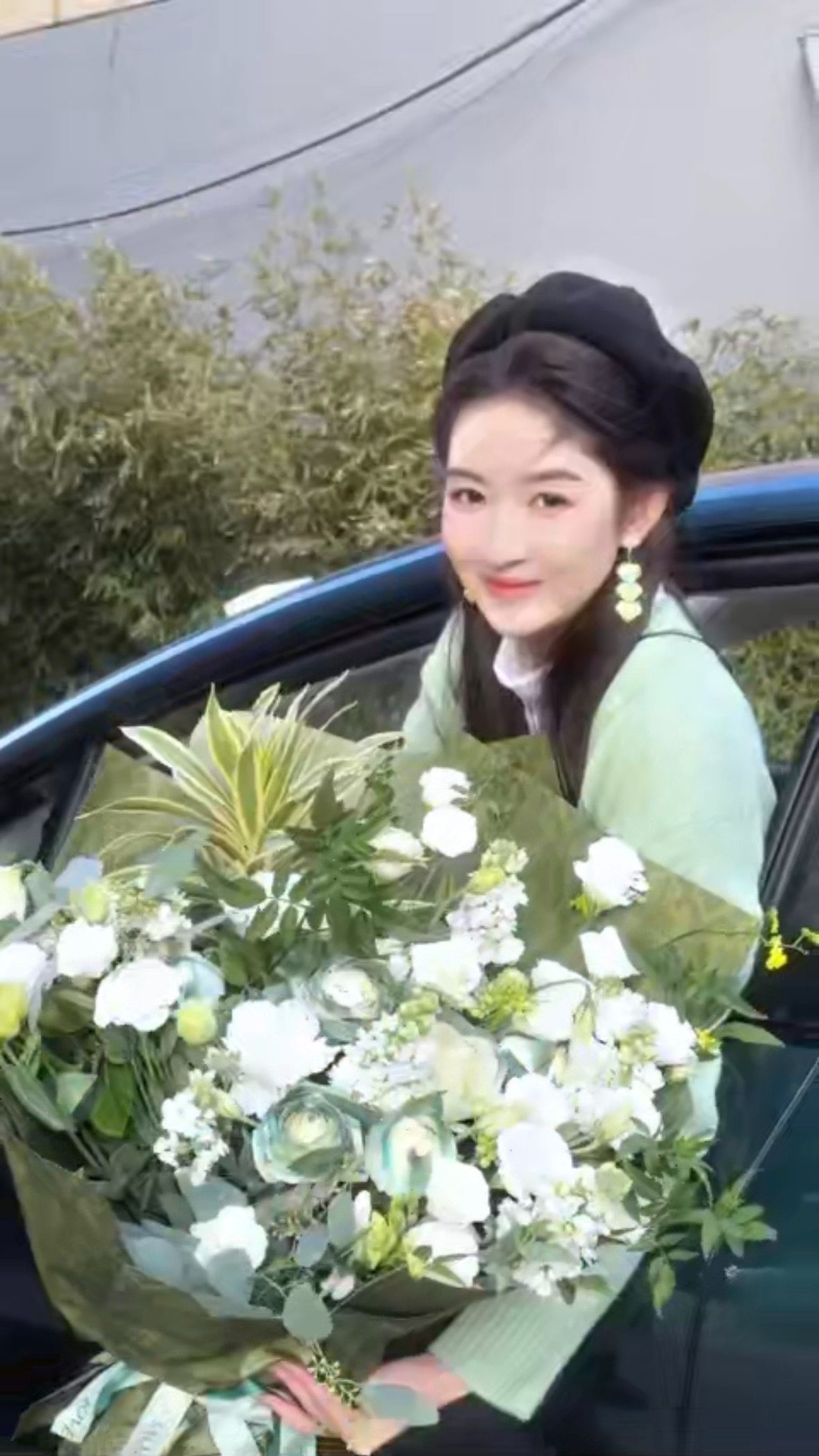 王玉雯这把冲刘亦菲来的智界R7现在也是明星圈新宠了，王玉雯刚刚提的新款，胡先煦