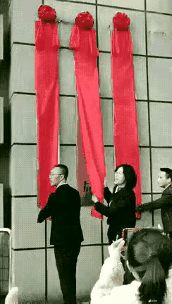 谁挂的布，怎么没人承认了？不是我说，这个挂布的也太实在了，是生怕掉下来啊。是不