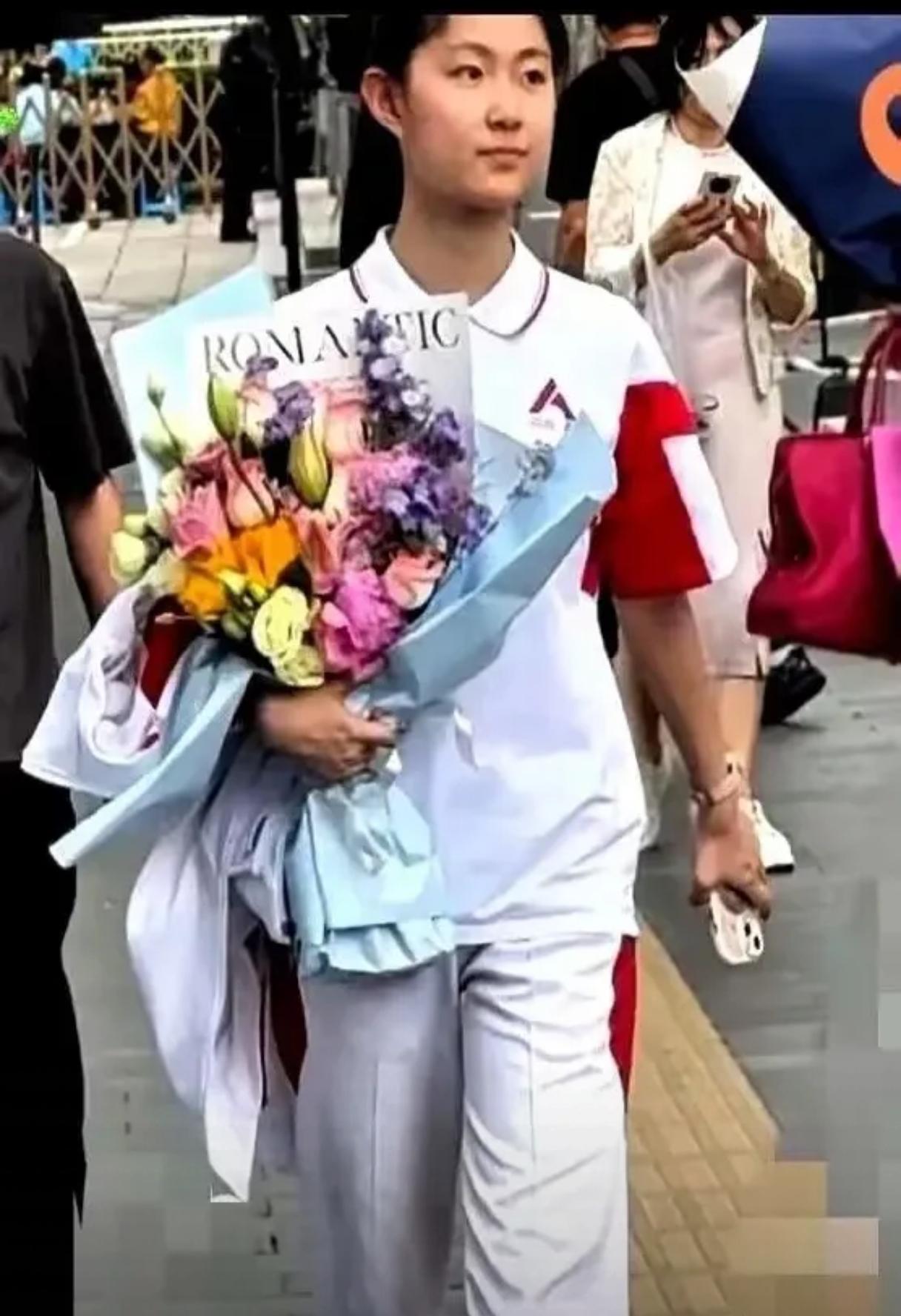 人大附中那个被骂上热搜的姑娘，成绩出来了高考完接受个采访，笑嘻嘻说"终于可以松