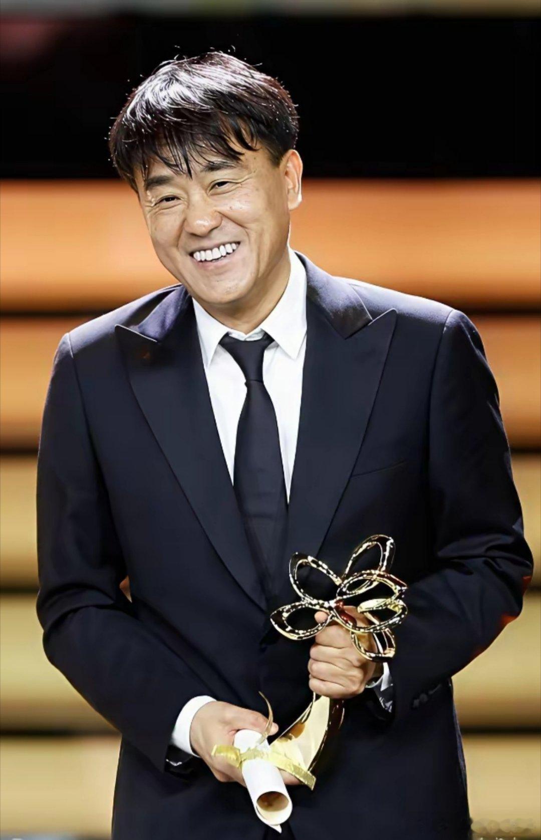 何冰这一手，属实给当下的名利场狠狠抽了一耳光。北京人艺特批，让他干到65岁再