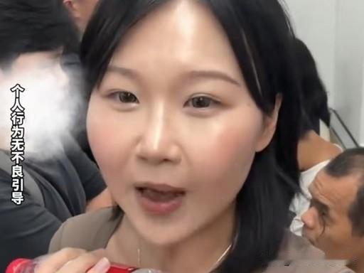 🐰深圳地铁上，一个26岁的姑娘突然站起来，对着满车厢的陌生人说——“我是一