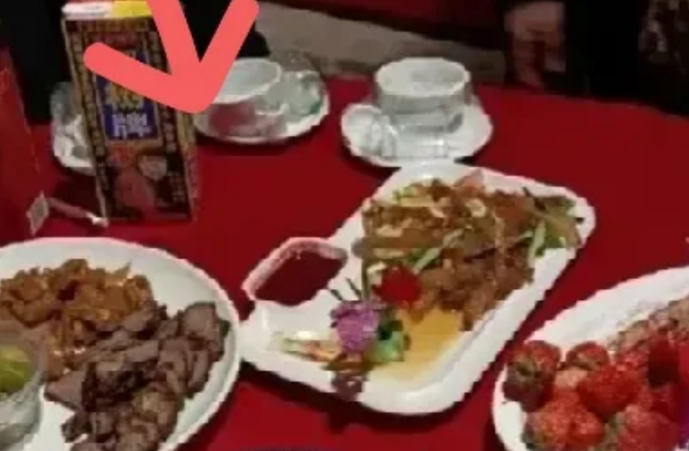 同事结婚随礼纠结中💔当年我结婚时，她随了1000元。后来我跳槽，两人渐渐断了