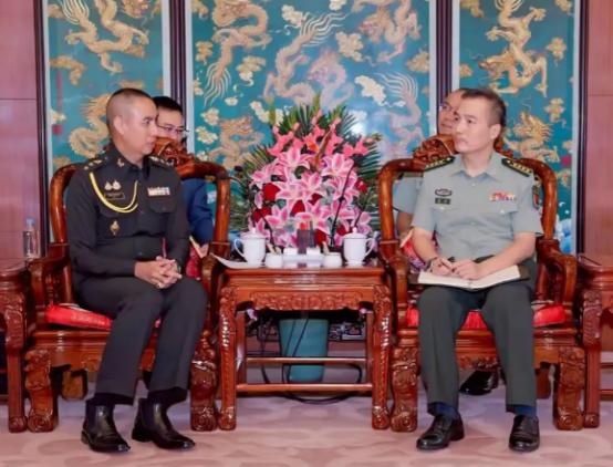 解放军请泰国武官传话：泰柬冲突以来，中方没给柬埔寨一枪一弹。 据泰国媒体7月