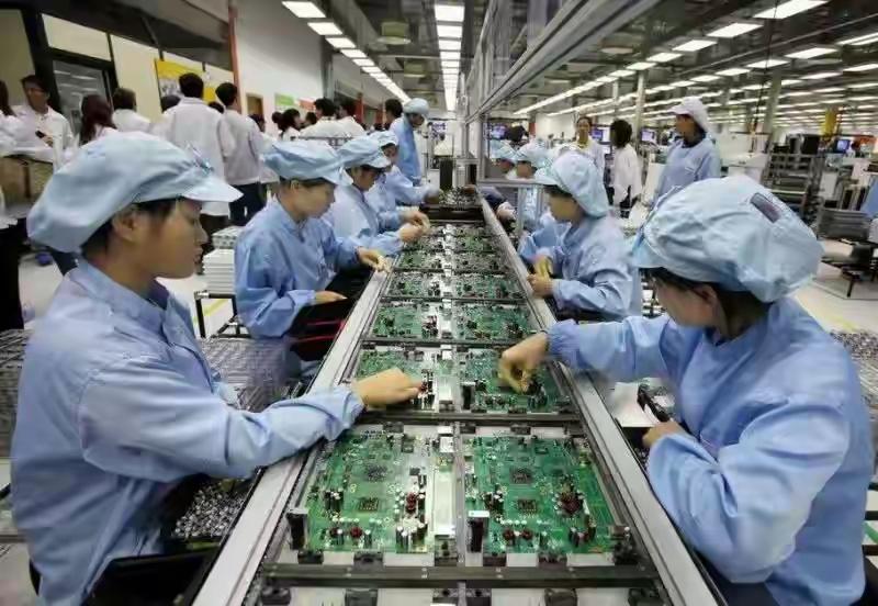 但现实却是农民产出的粮食，水果，蔬菜卖给城里人，城里人给他们现金，而工人制造的农