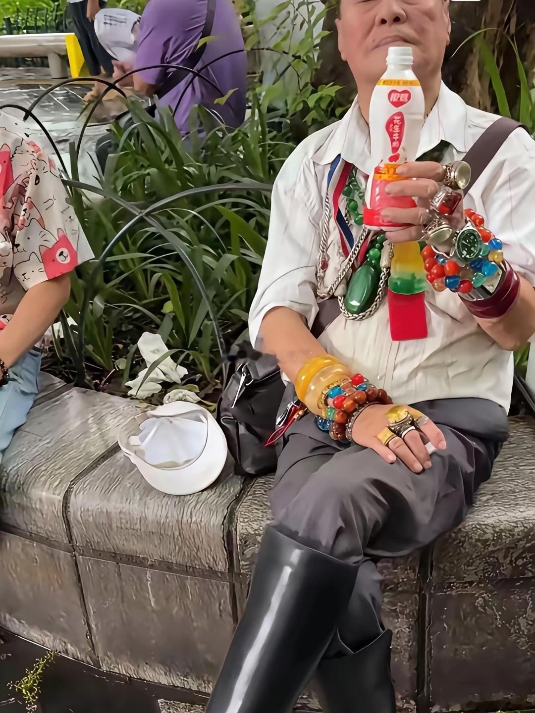 有钱人居然也去公园逛？不会觉得档次吗？