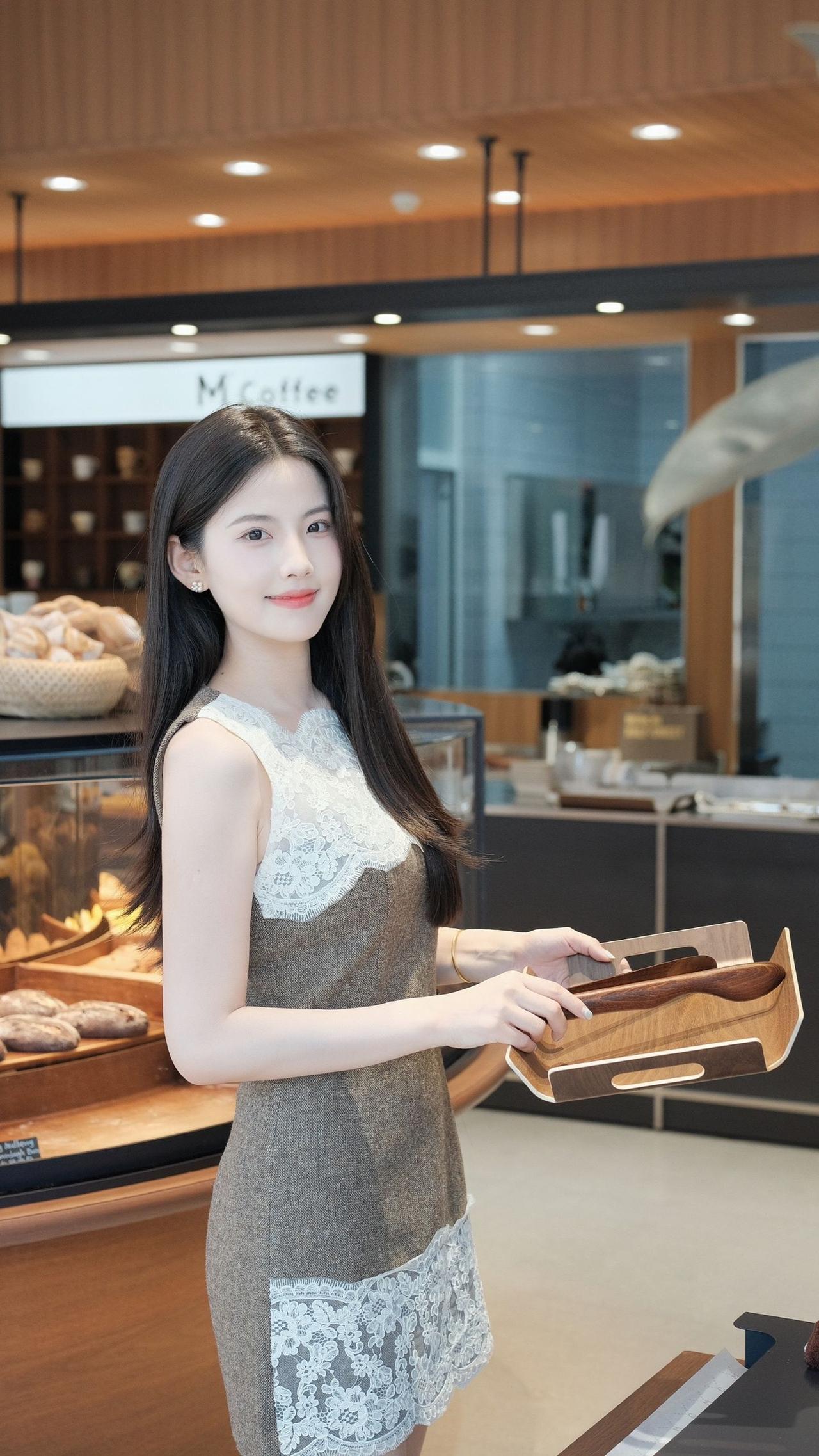 女人真正的气质是什么？烘焙店暖光漫落，粗花呢拼接蕾丝裙温柔又雅致，低头挑选餐点的