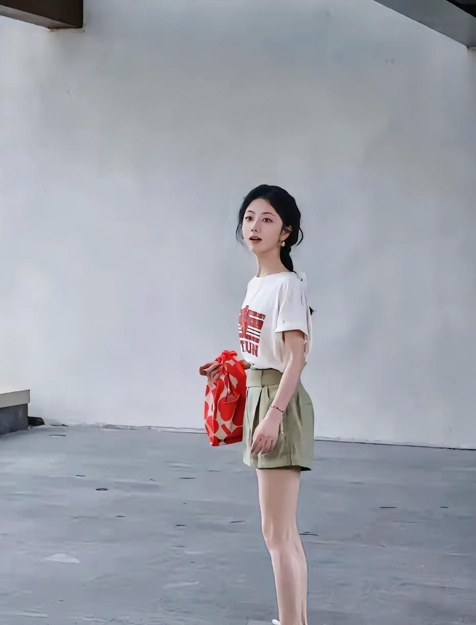谭松韵，好瘦小，脚上还真不是一般的小，