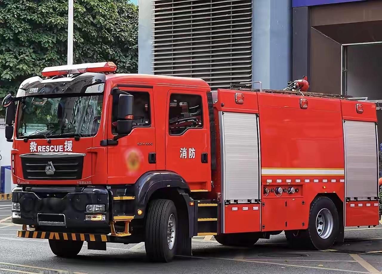 火灭了，回家的路却断了。2月19日下午，湖南新化县炉观镇山火扑灭后，七名消防