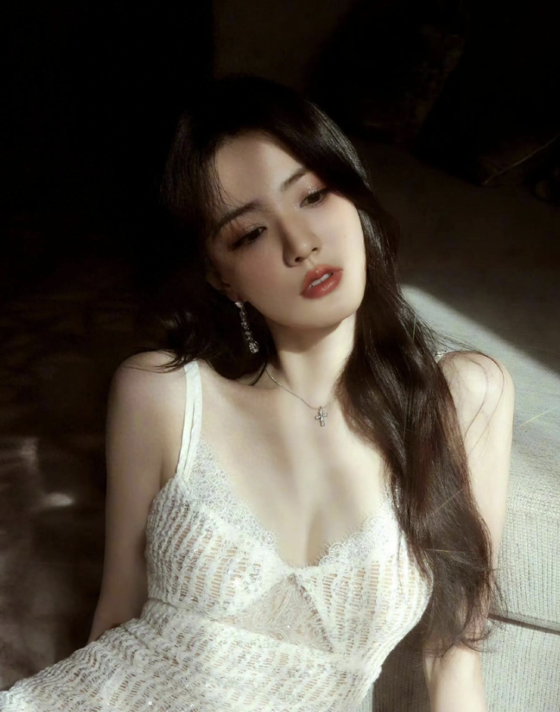 徐璐白色蕾丝裙造型，美出新高度