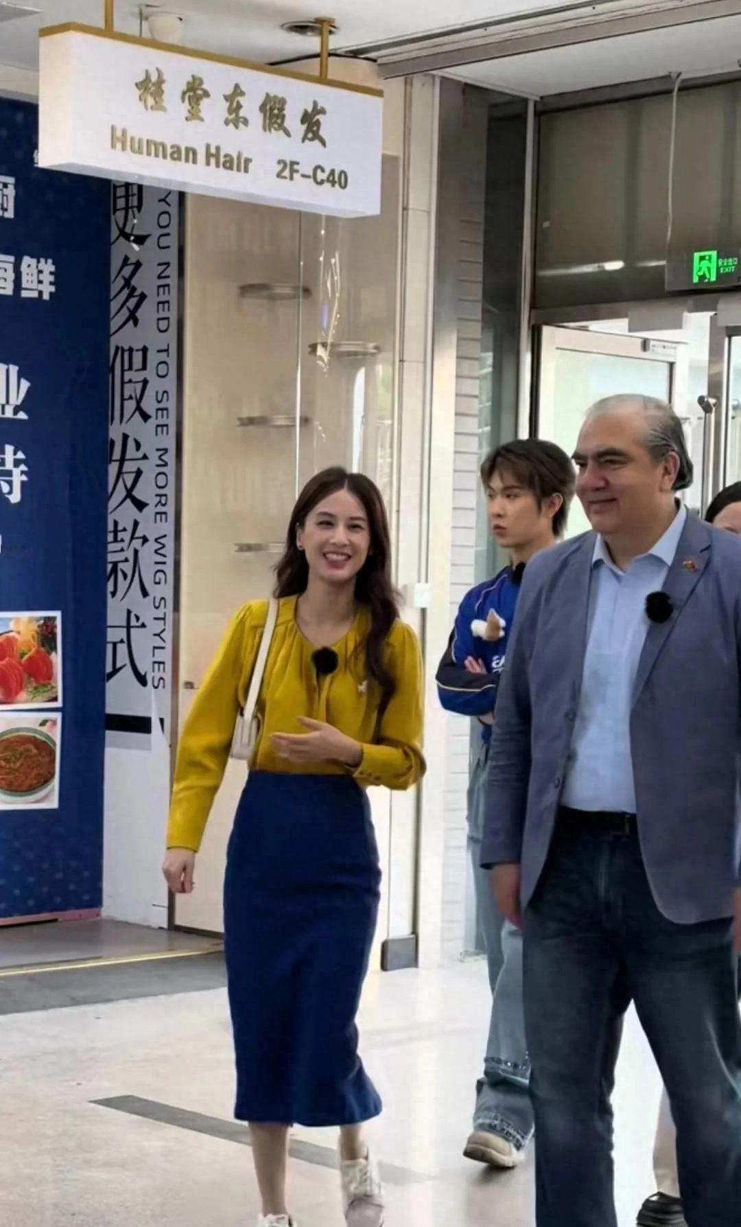 黄圣依本人真的好漂亮好瘦，好有气质，本人比上镜好看太多了​​​