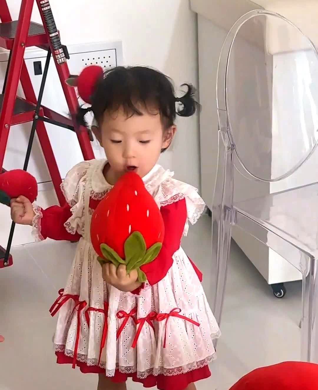 闪闪酱被妈妈送回安庆，因为黄一鸣要做高铁去弄她的脸，刚好姥姥也想闪闪了，闪闪来到