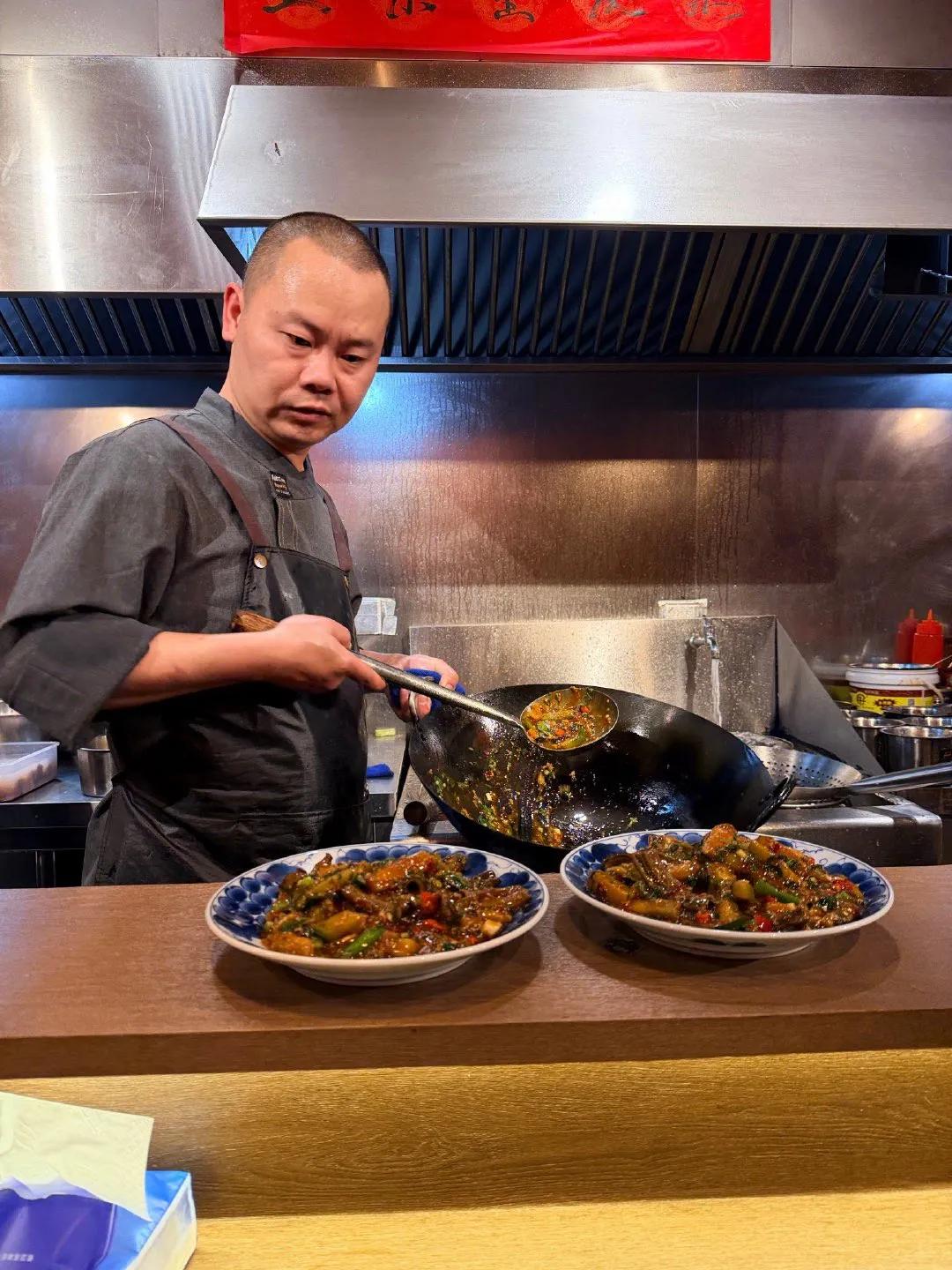 这上海开了一家川菜店，搞笑的是板前做菜。这架势看起来了真有点像日式的板前餐，这