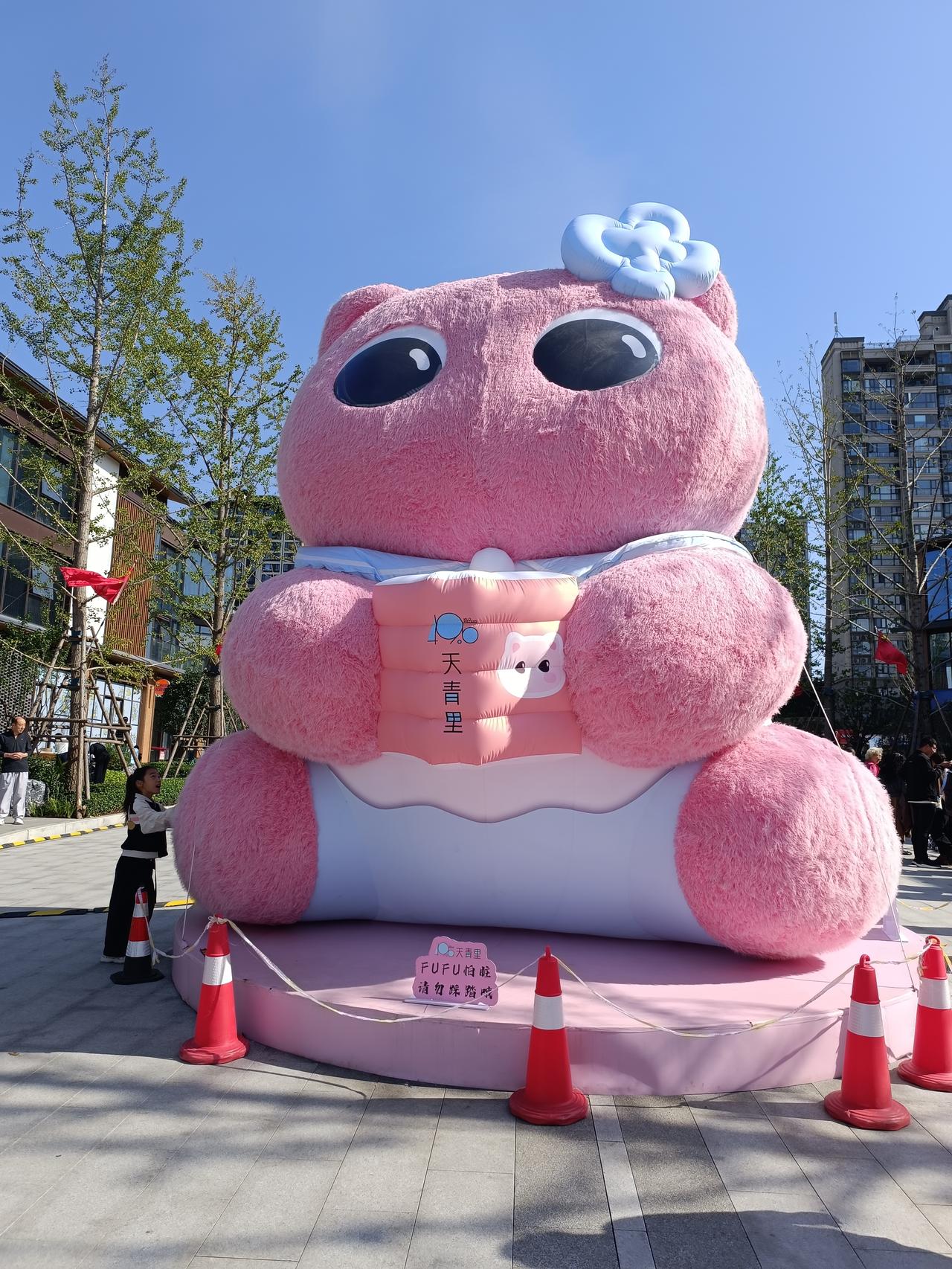前天参加了同事家儿子的婚礼，大家都退休了，几年没有见面，见面有着说不完的话题，现