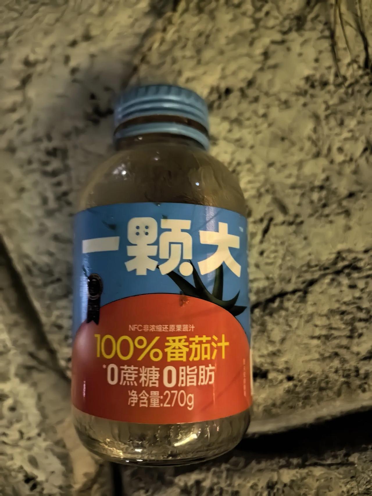 这个番茄汁是哪个天才设计出来的？玻璃瓶子设计的像农药瓶，喝起来有一股奇奇怪怪的味
