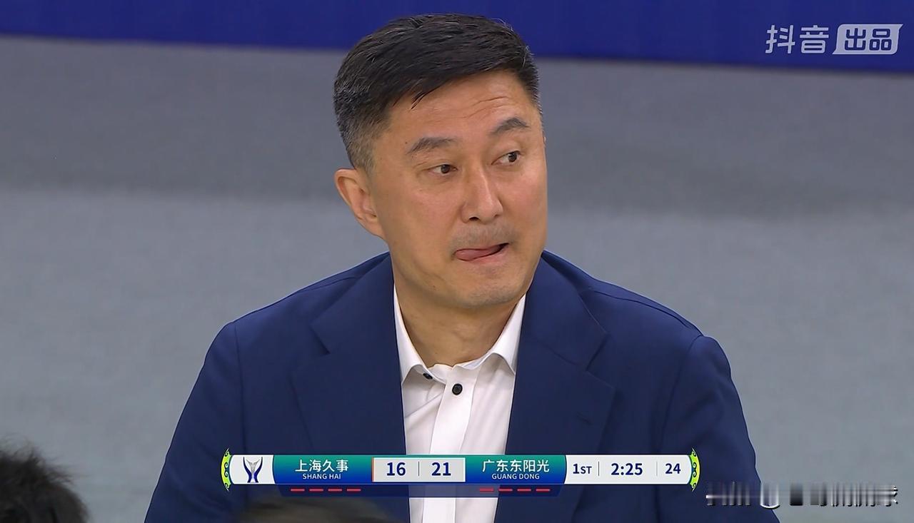 广东东阳光主帅杜峰真是坐立不安！在今天进行的广东东阳光和上海久事的CBA俱乐部杯