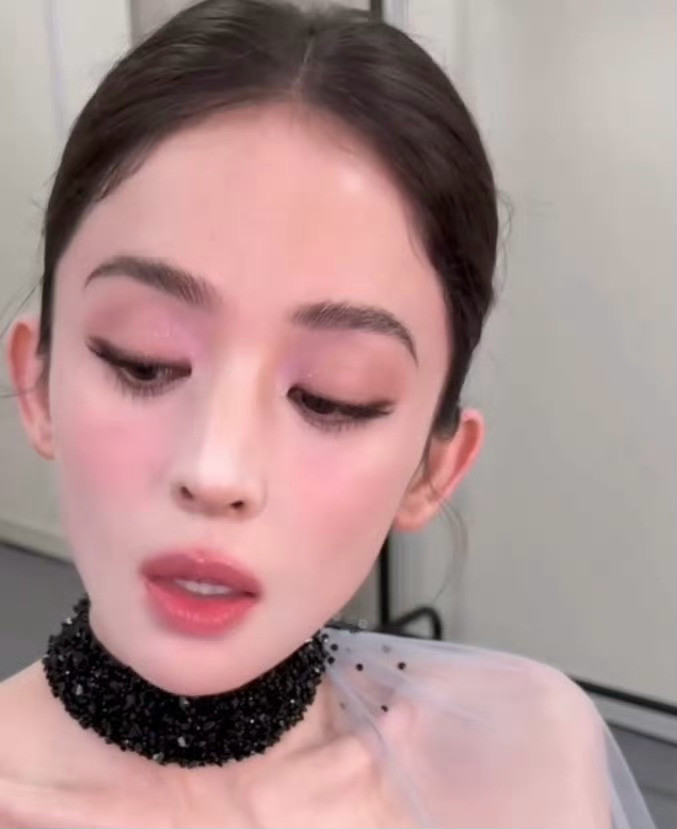 吃饭偶遇娜扎娜扎怼脸😘这颜好无敌​​​