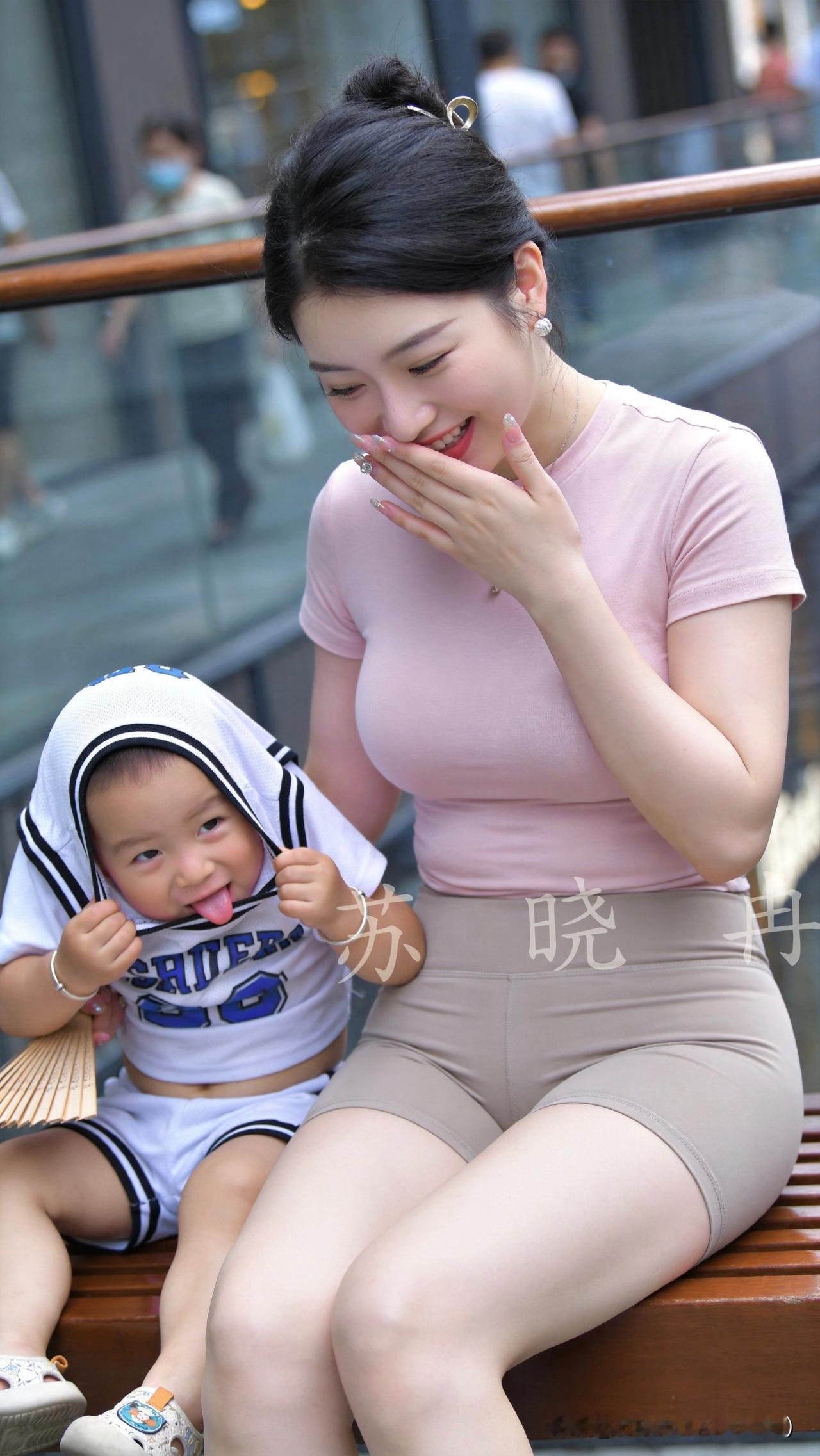 “呜呜…我是幽灵，妈妈怕不怕?”小家伙把衣服领口扯到头上罩在头顶，吐出小舌头，扮
