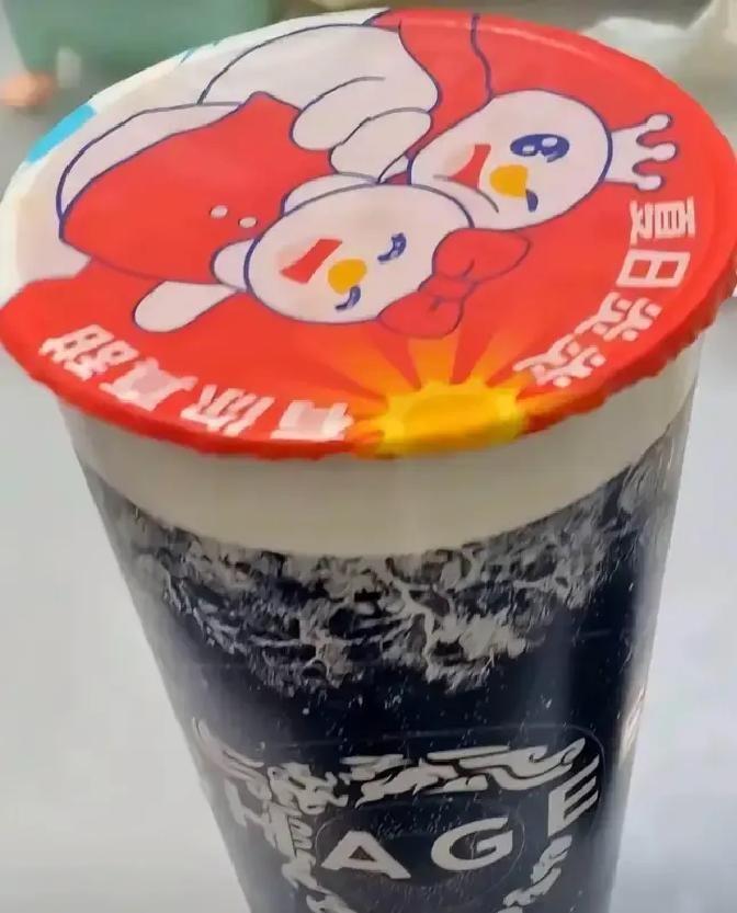 不是？我现在才知道“秋天的第一杯奶茶”居然是黄梗！前两年我也跟着对象凑过这个