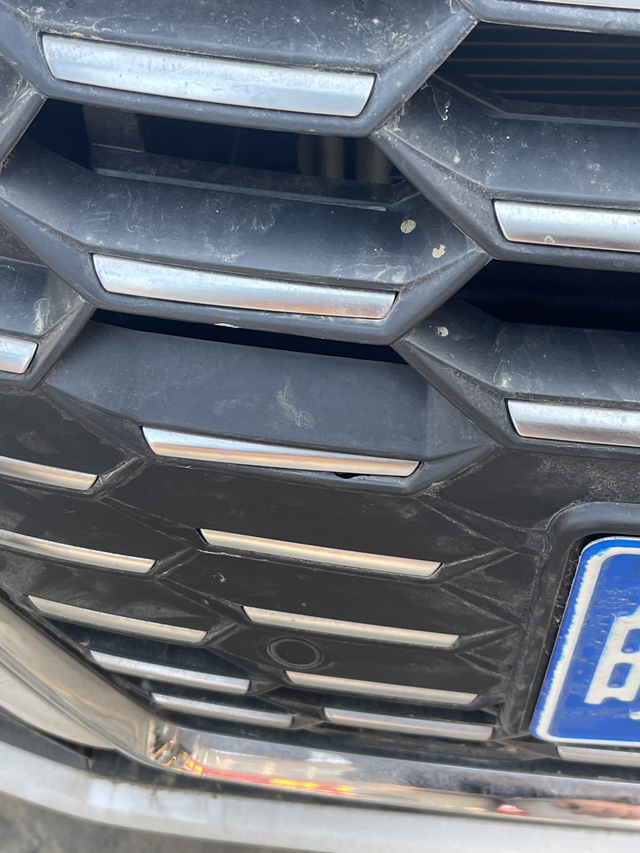 被撞进去一点昨天开车去洗车店补轮胎，结果女员工开前面的车溜车撞到我的车了，撞成