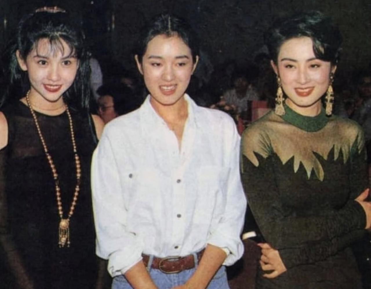 1992年，巩俐、邱淑贞、张敏出席某活动同框的画面。当时，巩俐27岁，而邱淑