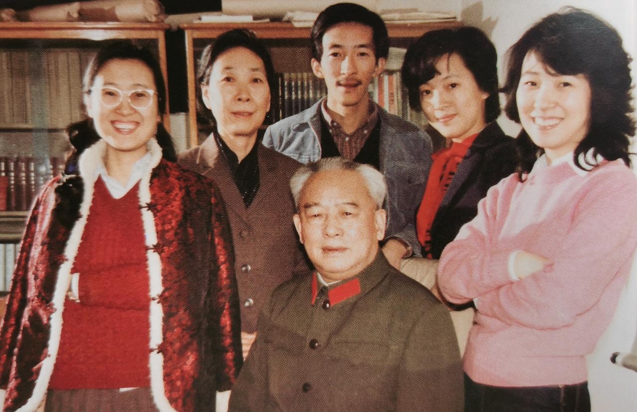 1983年10月，开国中将余秋里70岁寿辰，和家人在一起。后排左一余元元，左二刘