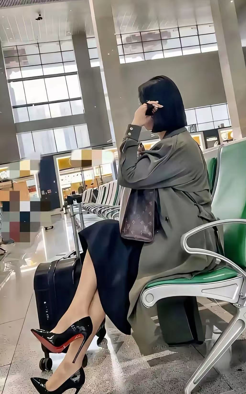 穿跟这么高的高跟鞋，出行走路不摔跤吗？