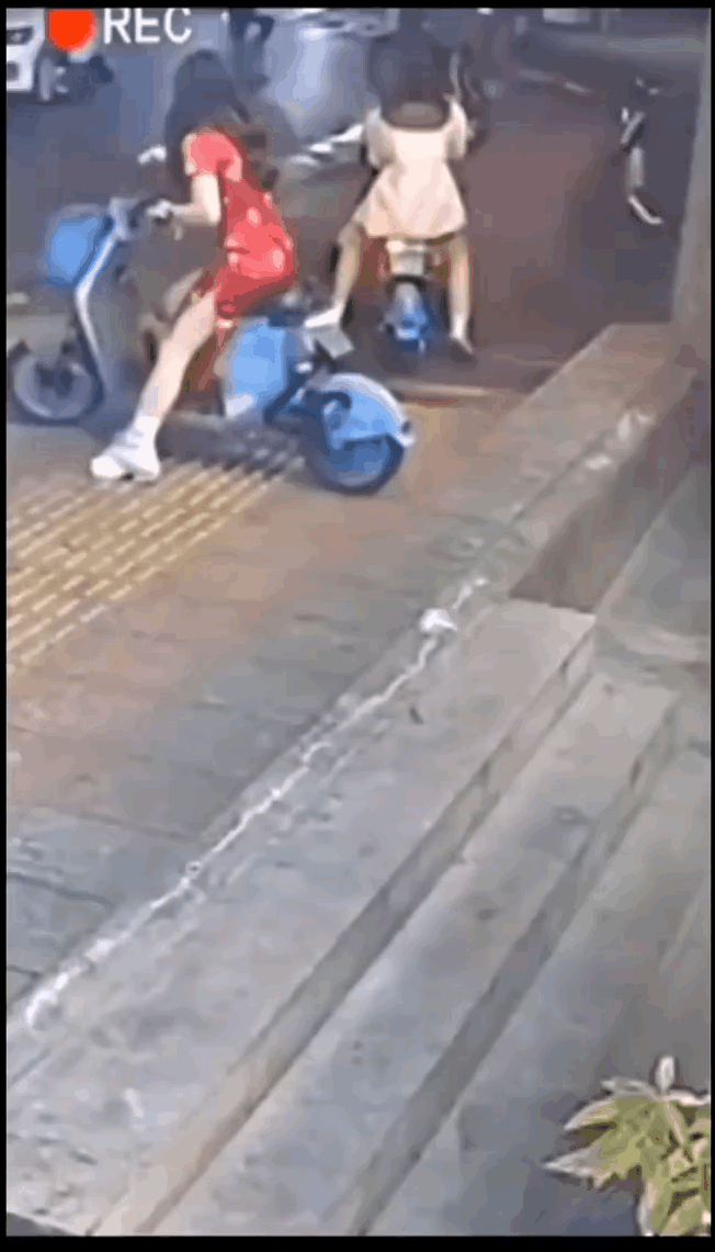 小姐姐迷之自信，不看后面就一直往后倒车，直接倒下去了。这还是脚往后退的呢，如