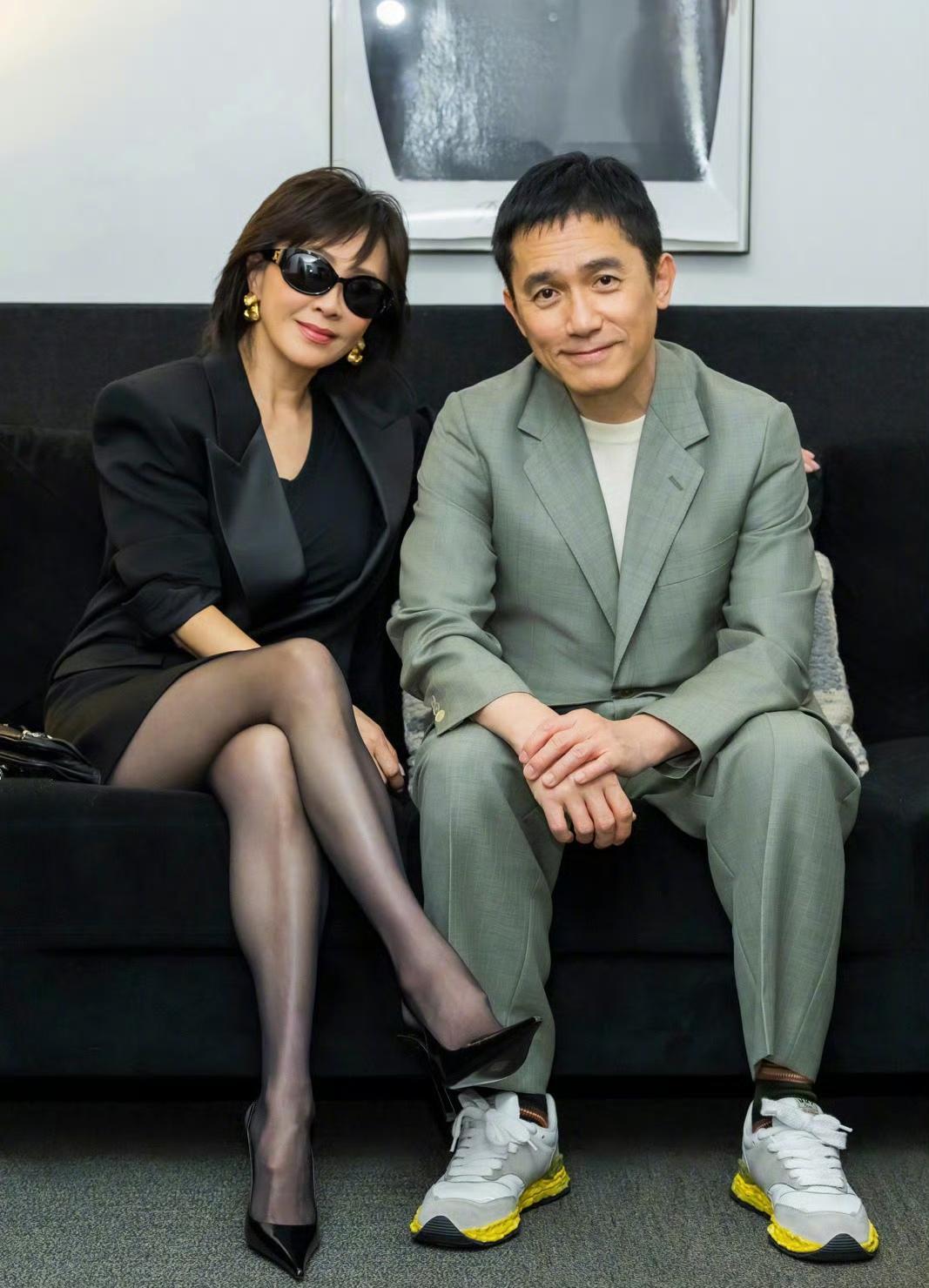 刘嘉玲晒夫妻合照，这一次他们穿得好般配呀，怎么看怎么好看，你们觉得好看吗？刘