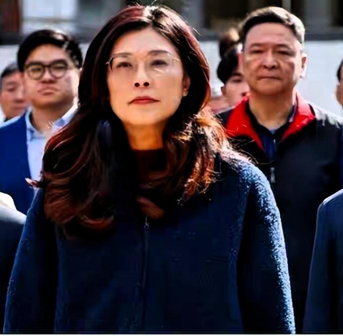 16壮士力挺郑丽文，国民党军购案内斗彻底白热化近期台湾政坛最受关注的焦点，