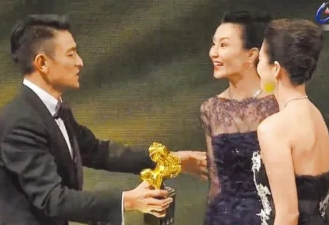 2013年，金像奖颁奖典礼上，刘德华示意张曼玉把“影后奖杯”颁给章子怡，没想到张