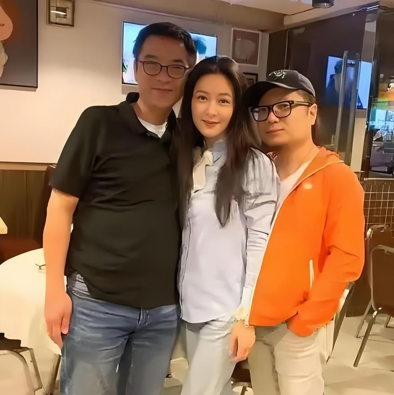 娱乐圈里有些人真的好奇怪，真的看不懂三个人要合影就合影呗！为什么要挨这么近？就为