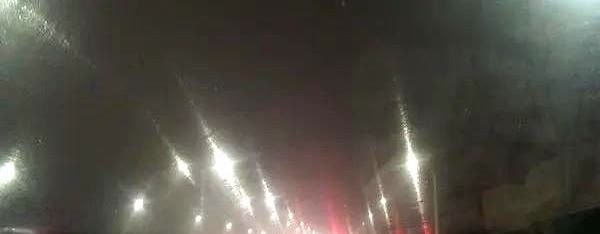 晚上高速回程途中，遇见大雨，能见度极差，很多车纷纷打起了双闪，我问坐在副驾的老妻