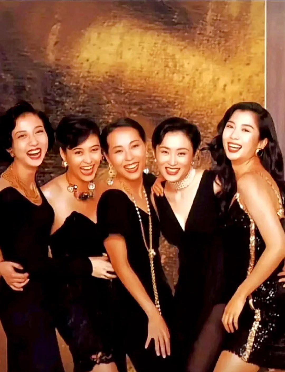 考考你的眼力，看看你能认出来几位港星？她们各个打扮的珠光宝气，性感动人，一袭