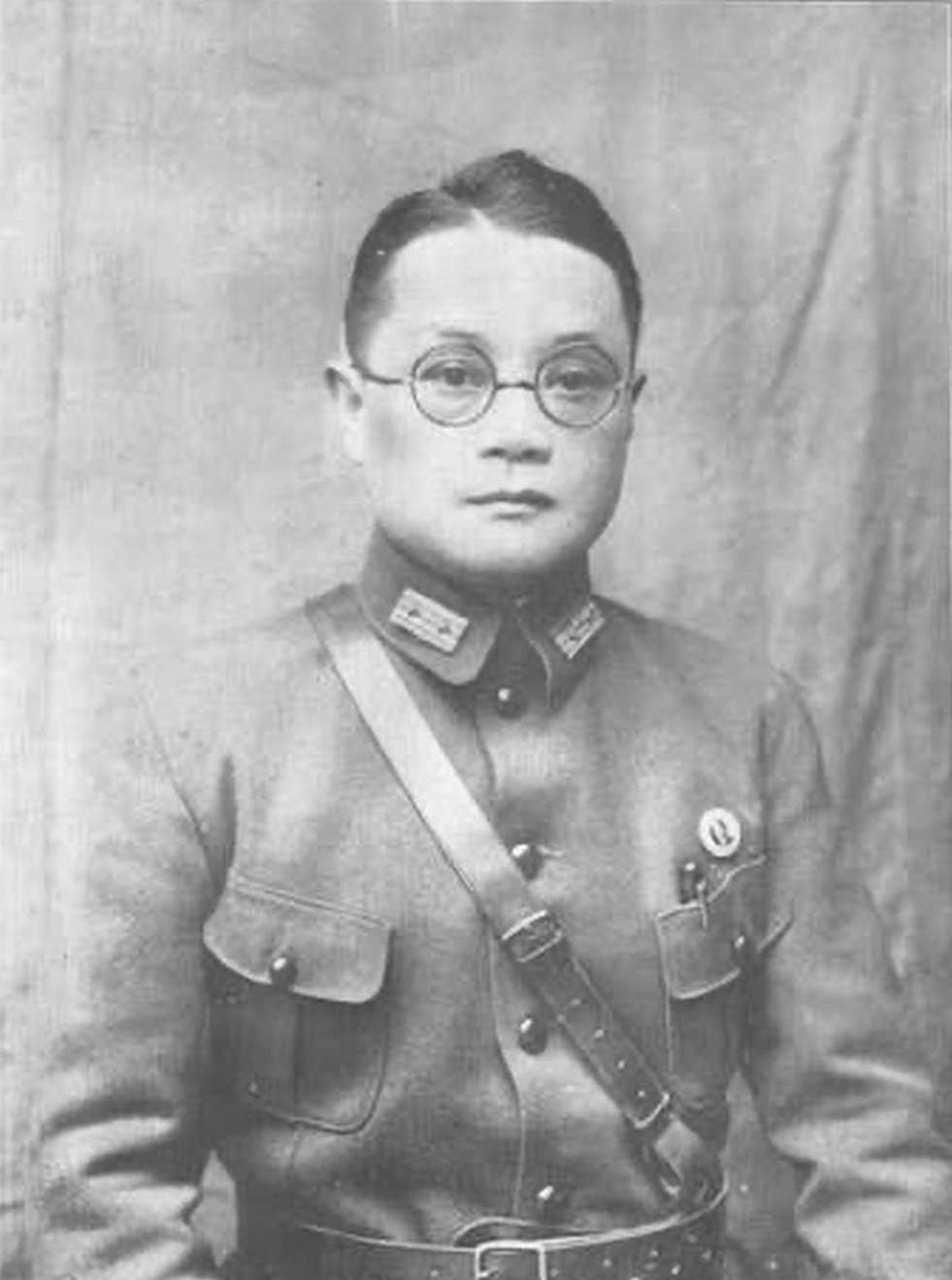 1949年潘文华起义前夜发现妻子张俊是特务，他转身一把推开一箱金条：你走吧，我选