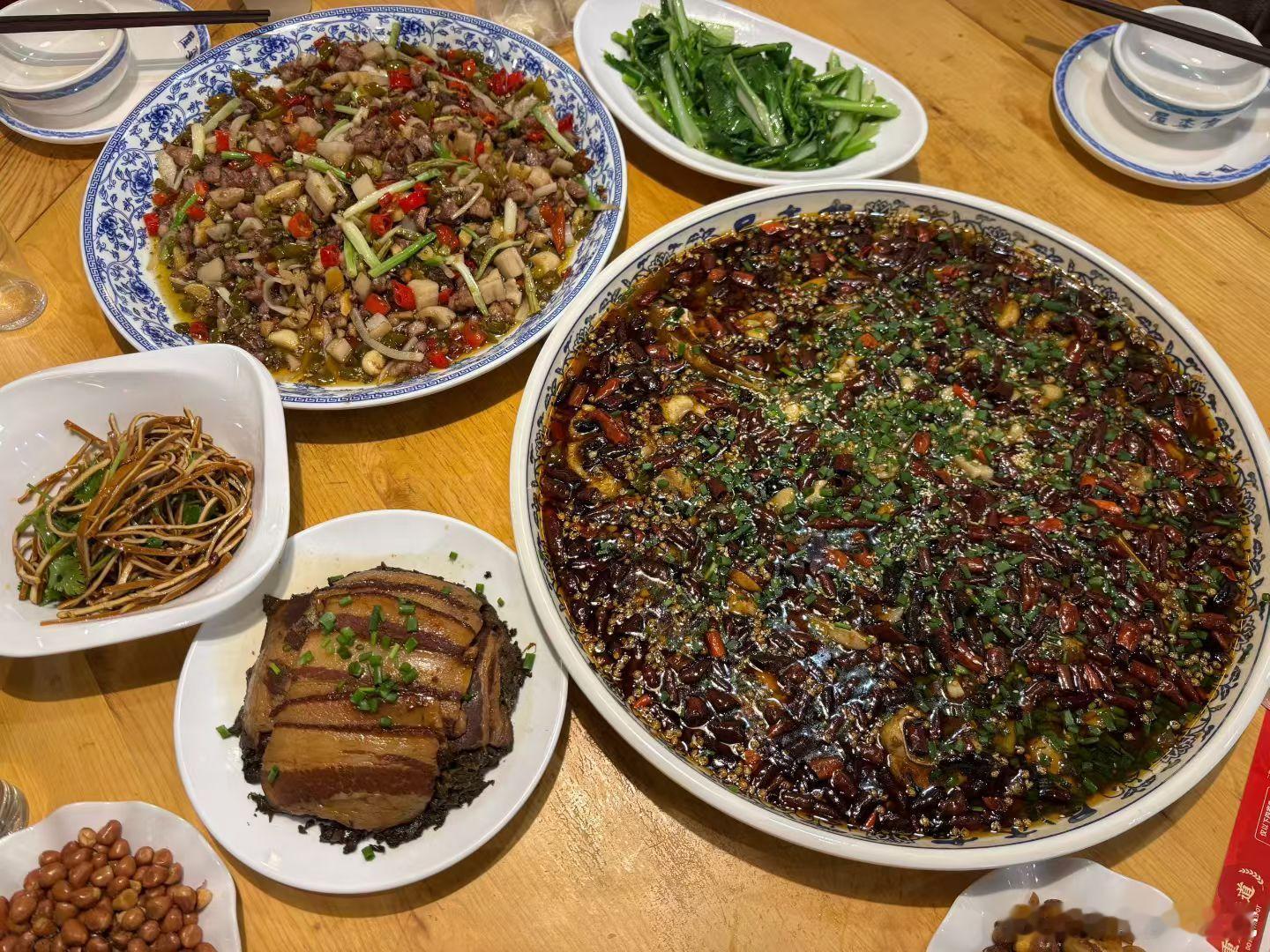女儿送去学网球，我和朋友吃点喝点。嘴巴没味道，找了家江湖菜开开胃。喜欢重口味的，
